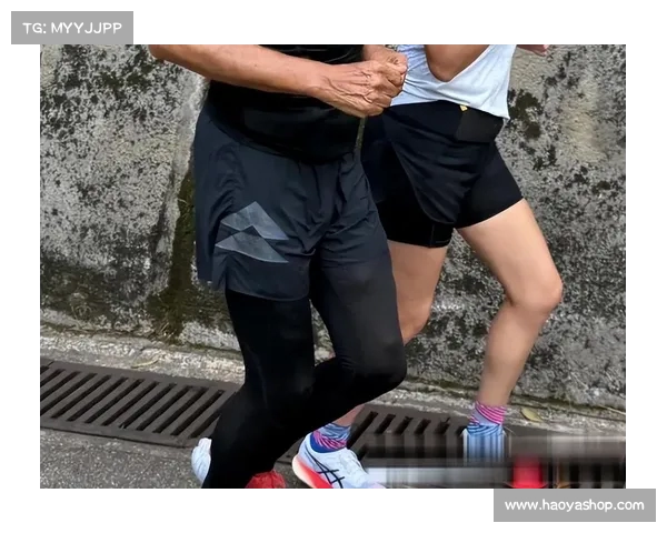 周润发在朝阳公园晨跑,身高超围观,手臂小肉球成焦点(周润发定居北京) 周润发在朝阳公园晨跑,身高超围观,手臂小肉球成焦点(周润发定居北京)